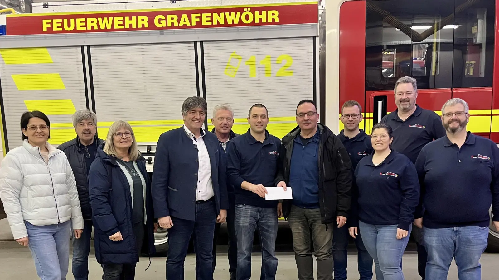 Mit einer Spende unterstützte die CSU um Vorsitzenden Jürgen Hofmann und Bürgermeister Edgar Knobloch die Kinder- und Jugendarbeit der Feuerwehr. Feuerwehrvorstand Robert Kraus (rechts) und seine Vorstandsmitglieder freuten sich über die Zuwendung.  (Bild: Thomas Schmidt )