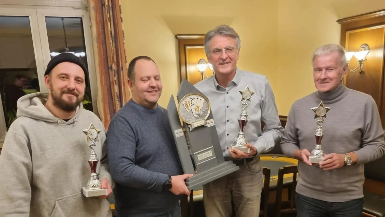 Von links: 2.Sieger Sebastian Zawrel; 2. Vorstand Andreas Kneidl; 1. Sieger Erwin Stangl; 3. Sieger Helmut Graßler. (Bild[M]: Korbinian Stangl)