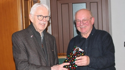 Anschaulich zeichnete Rainer Christoph (links) für den Heimatpflegebund Pressath die Geschichte Neuböhmens und der Goldenen Straße nach. Hierfür dankte ihm Vorsitzender Eckhard Bodner. (Bild: Bernhard Piegsa)