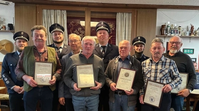 Im Bild von Links. 1. Kommandant Manuel Gleißner, Franz Schabner, 2. Vorstand Thomas Grillmeier, Lothar Wolfrum, Werner Schiffl, 1. Vorstand Christian Weigl, Gerhard Friedrich, 2. Kommandant Sascha Summerer, Edgar Wettinger, Rudi Schöner. (Bild: Christian Weigl)