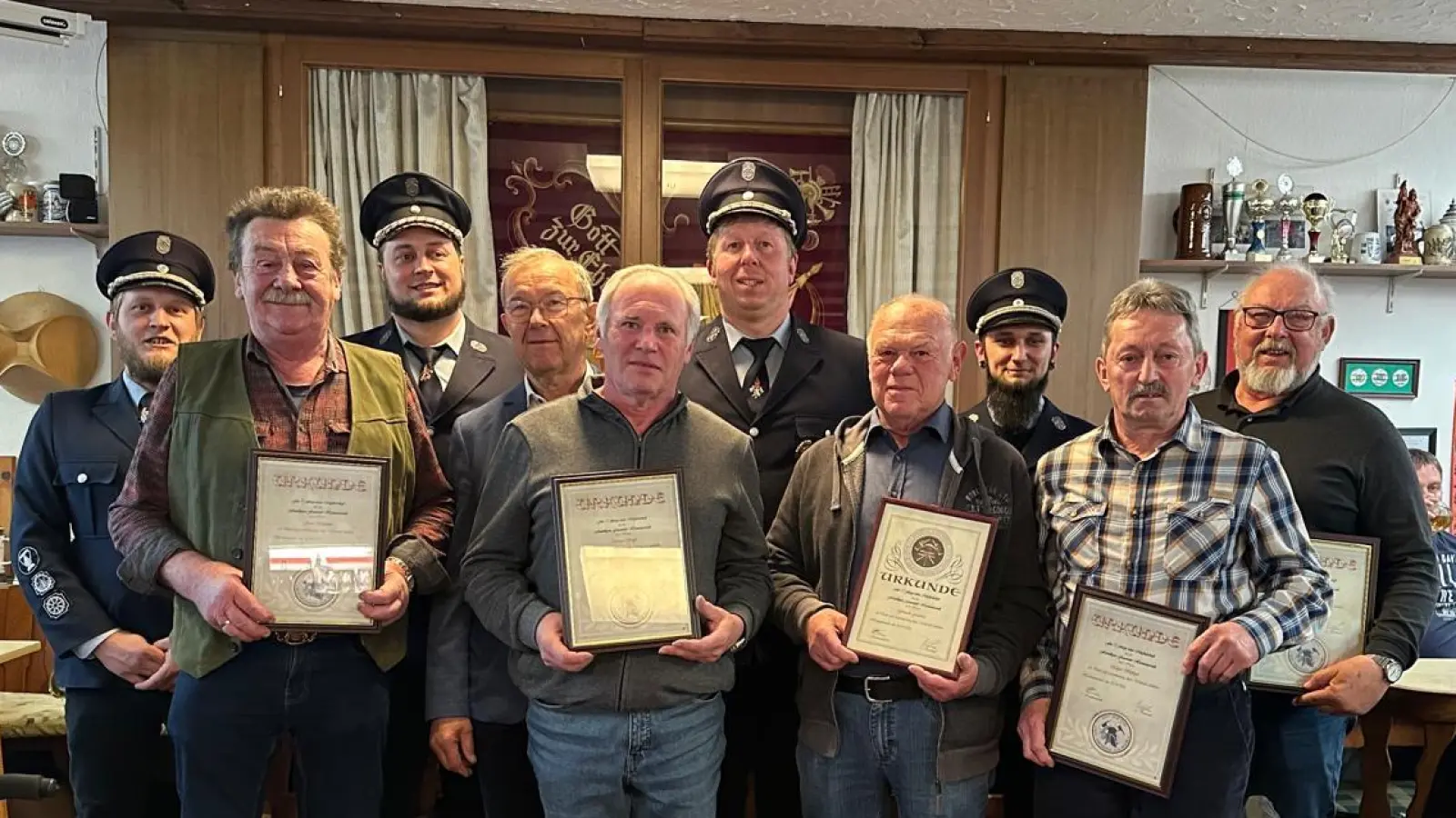 Im Bild von Links. 1. Kommandant Manuel Gleißner, Franz Schabner, 2. Vorstand Thomas Grillmeier, Lothar Wolfrum, Werner Schiffl, 1. Vorstand Christian Weigl, Gerhard Friedrich, 2. Kommandant Sascha Summerer, Edgar Wettinger, Rudi Schöner. (Bild: Christian Weigl)