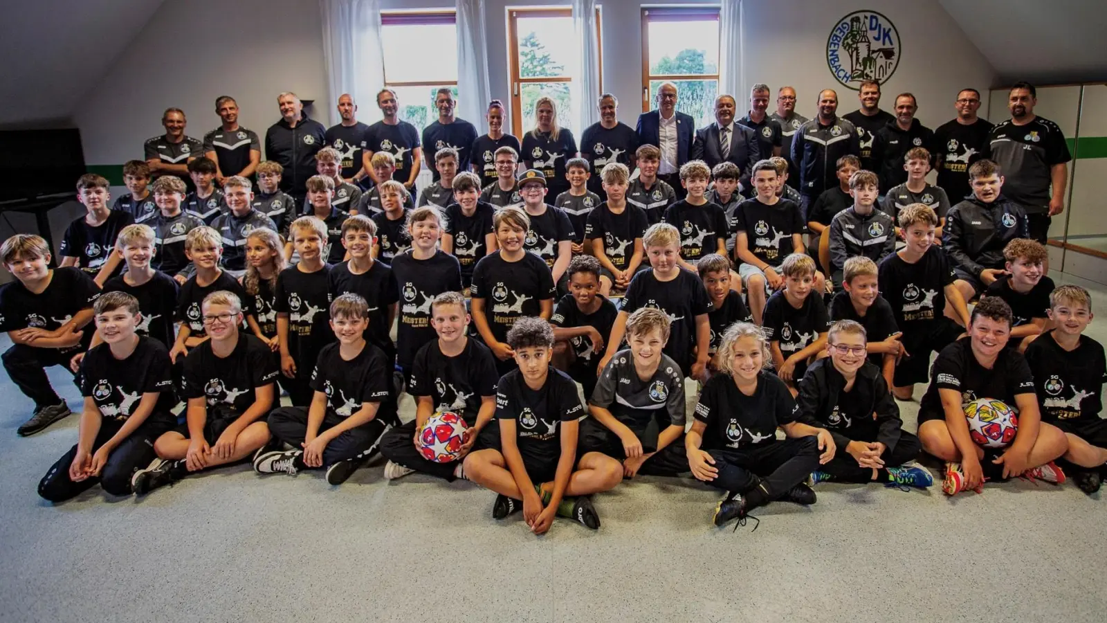 Die erfolgreichen Jugendmannschaften der SG Hahnbach wurden im Sportheim Gebenbach für ihre Meistertitel in der Saison 2024/25 geehrt. Gemeinsam mit ihren Trainern, Betreuern und den Bürgermeistern Bernhard Lindner und Peter Dotzler feierten die jungen Kicker der C-, D1-, und E1-Jugend ihren verdienten Erfolg. (Bild: Rudolf Stauber)