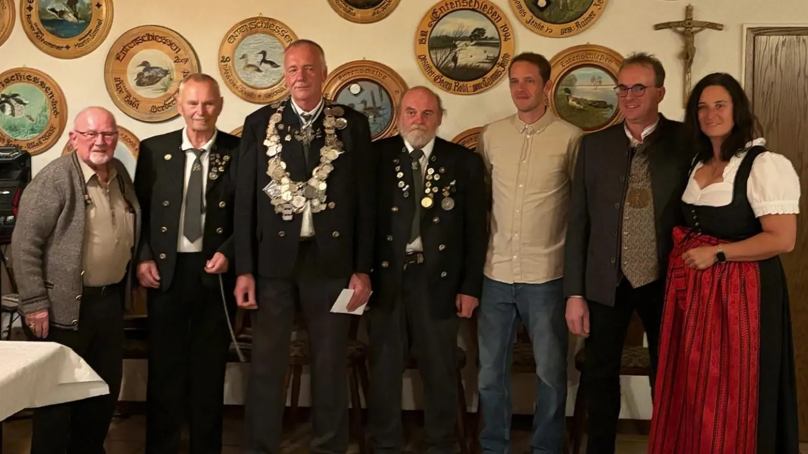 von links, Kappl Max Ehrenmitglied BSSB, Jenke H:-E. 1.GM. Neuer König Lunz Armin, alter König Kurzwart Josef, alter Ritter Schweiger Johannes, Neuer Ritter Gerald Erl, Schützenliesel Erl Anja. (Bild: Jenke Hans-Erich)