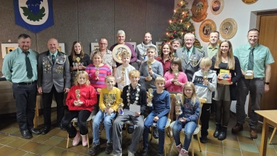 Auszeichnung der erfolgreichen Sportschützinnen und Sportschützen im Beisein des stellvertretenden Gauschützenmeisters Josef Bäumler. Im Vordergrund die Nachwuchsschützen.  (Bild: Johannes Zeug)