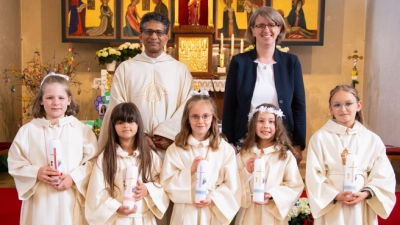 Kommunionkinder der Pfarrei Friedenfels. Im Bild links hinten Pfarrer Joseph mit Tischmutter Christine Schraml (rechts). (Bild: AS Eventfotos)