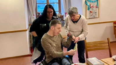 Spendenübergabe von Christine Eckert vom KDFB an den Verein Happynest vertreten durch Frau Fischer und ihren Sohn Daniel (Bild: Christine Eckert )