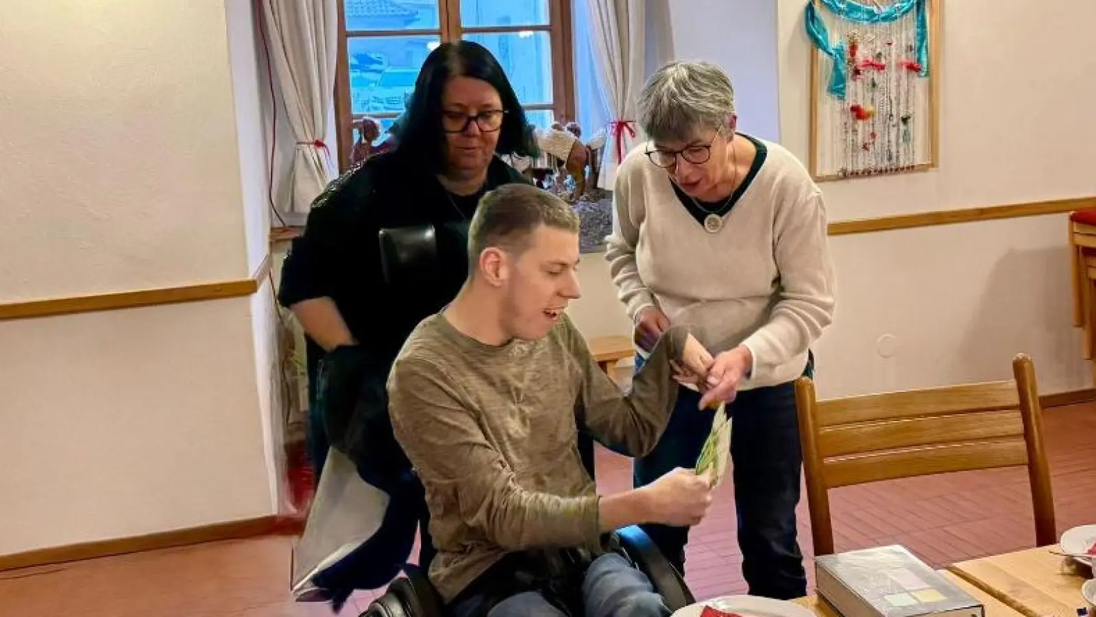 Spendenübergabe von Christine Eckert vom KDFB an den Verein Happynest vertreten durch Frau Fischer und ihren Sohn Daniel (Bild: Christine Eckert )