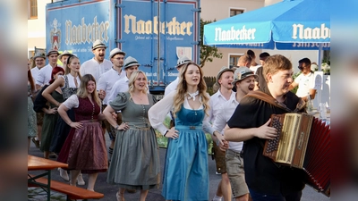 Tanzprobe der Kirwaleit am Köferinger Dorffest (Bild: Christopher Ernst)