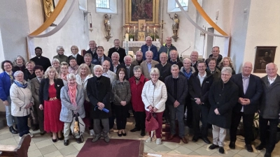 Zahlreiche Gläubige, die vor 40, 50, 60 und sogar 65 Jahren erstmals den Leib Christi empfangen hatten, kamen zusammen, um dieses besondere Jubiläum gemeinsam zu begehen. Gruppenbild mit dem ehemaligen Lehrer Alfred Faltermeier ( 1.Reihe 9. v. r.)  (Bild: Reinhold Solfrank/Christina Rosner )