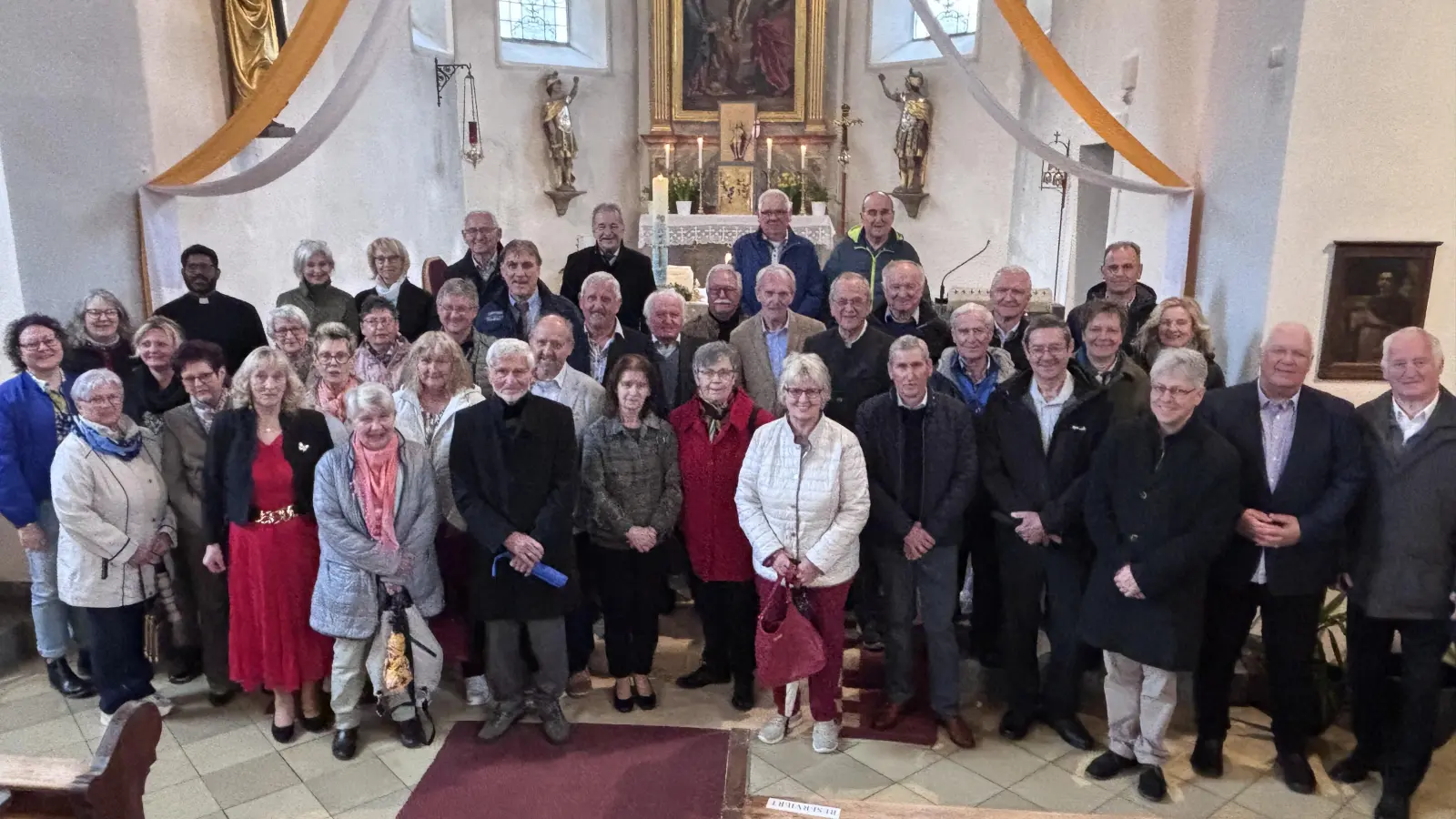 Zahlreiche Gläubige, die vor 40, 50, 60 und sogar 65 Jahren erstmals den Leib Christi empfangen hatten, kamen zusammen, um dieses besondere Jubiläum gemeinsam zu begehen. Gruppenbild mit dem ehemaligen Lehrer Alfred Faltermeier ( 1.Reihe 9. v. r.)  (Bild: Reinhold Solfrank/Christina Rosner )