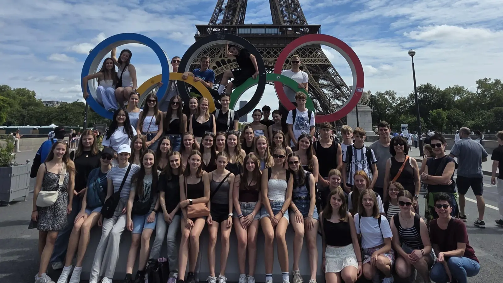 Die Jugendlichen vor dem Eiffelturm. (Bild: Peter Gold)