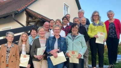 Das Bild zeigt die anwesenden Jubilare mit der Vorsitzenden Doris Reiß  (Bild: Beate Hilpert )