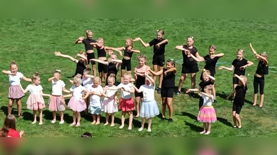Alle Jugendabteilungen waren beim Sommerfest der DJK Irchenrieth in die Aktivitäten und Vorführungen mit einbezogen, so auch die Kindertanzgruppen. Es gab viel Applaus für die Darbietungen. (Bild: Albert Gruber)