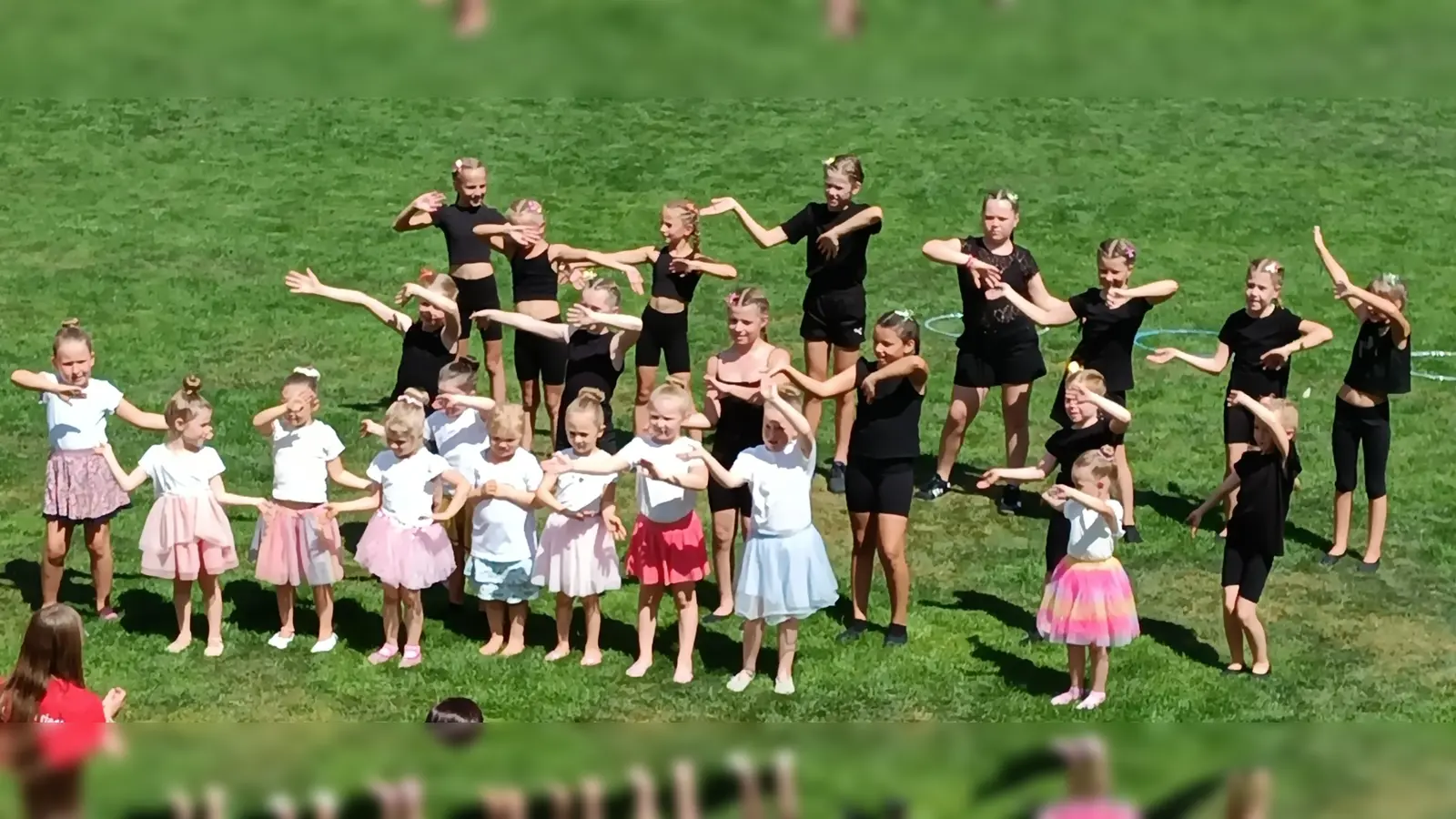 Alle Jugendabteilungen waren beim Sommerfest der DJK Irchenrieth in die Aktivitäten und Vorführungen mit einbezogen, so auch die Kindertanzgruppen. Es gab viel Applaus für die Darbietungen. (Bild: Albert Gruber)