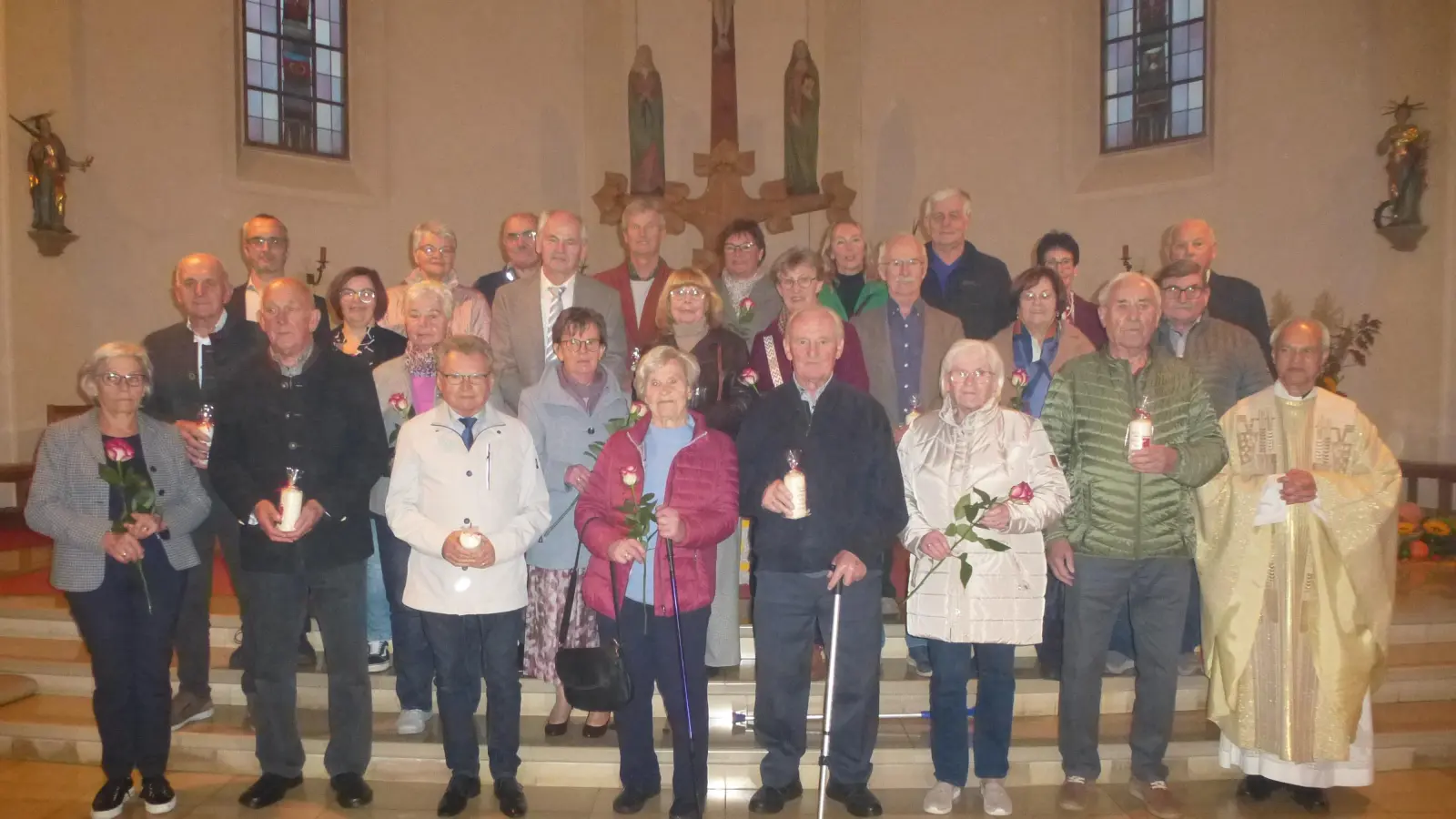 Mit Rose und Kerze wurden die Jubelpaare beschenkt. Franz und Margarete Vater, Benno und Agnes Fischer (vorne von rechts) begingen das seltene 65-jährige Ehejubiläum.  (Bild: Siegfried Bock)