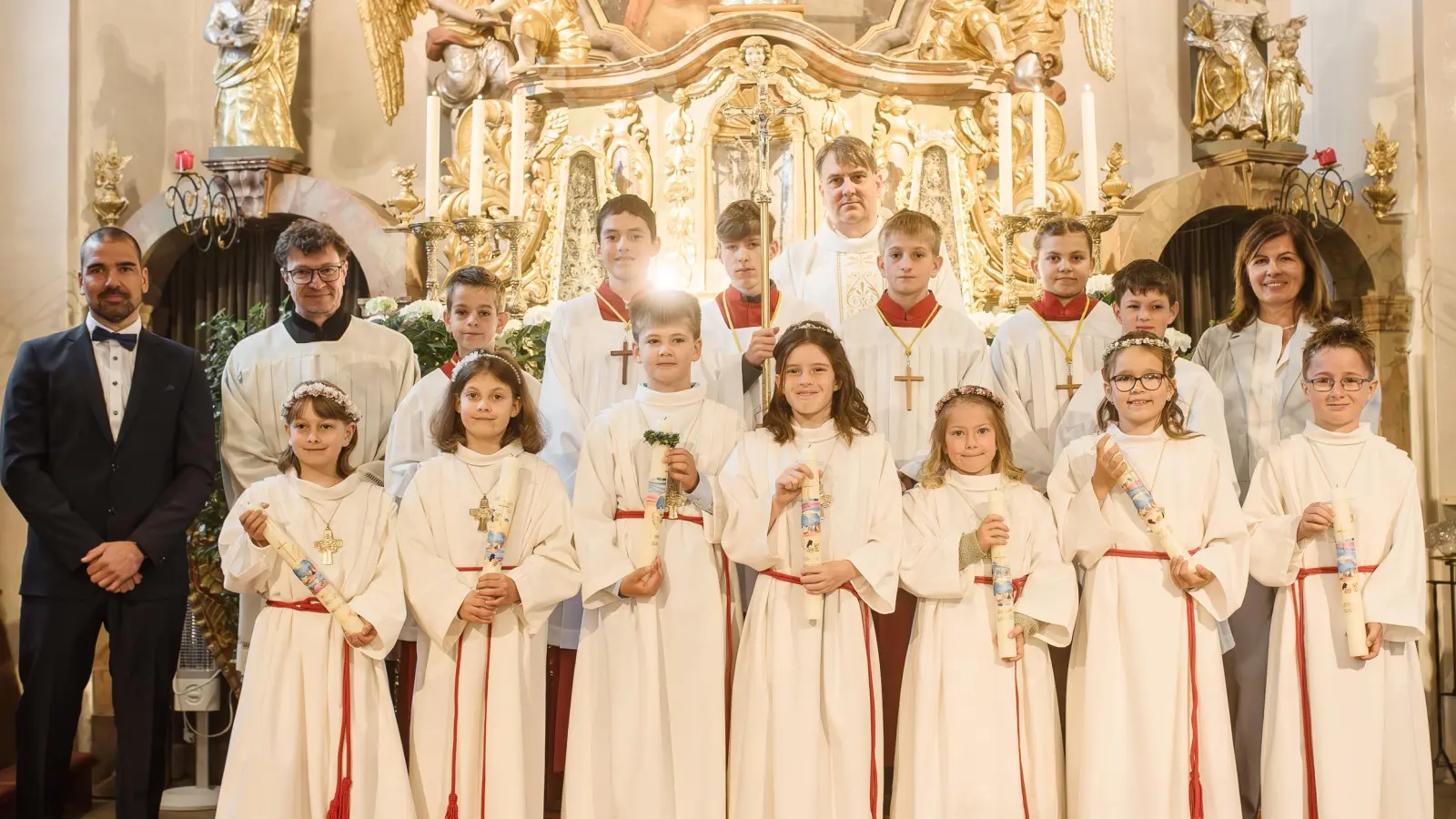 Die Leonberger Kommunionkinder (vorne links) Romy Breitengraser, Nina Bauer, Leonhard Lindner, Leonie Siller, Johanna Heindl, Hannah Wettinger, Gustav Wölfl, (zweite Reihe links) Klassleiter Benno Nitsch, Pastoralreferent Martin Winter, Johannes Lindner, Jonas Siller, Bastian Haberkorn, Pfarrer Oliver Pollinger, Max Lindner, Joselina Teubner, Luca Haberkorn und Rektorin Petra Andritzky. (Bild: Nadine Sailer)