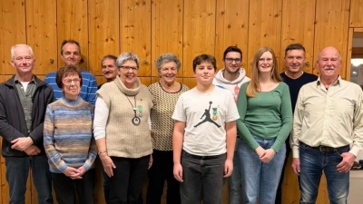 FGQY9762 Vereinsmeister<br>GDWP7560 v.l. Schützenkönig, Jugendkönig, Schützenliesl (Bild: Jessica Meier)