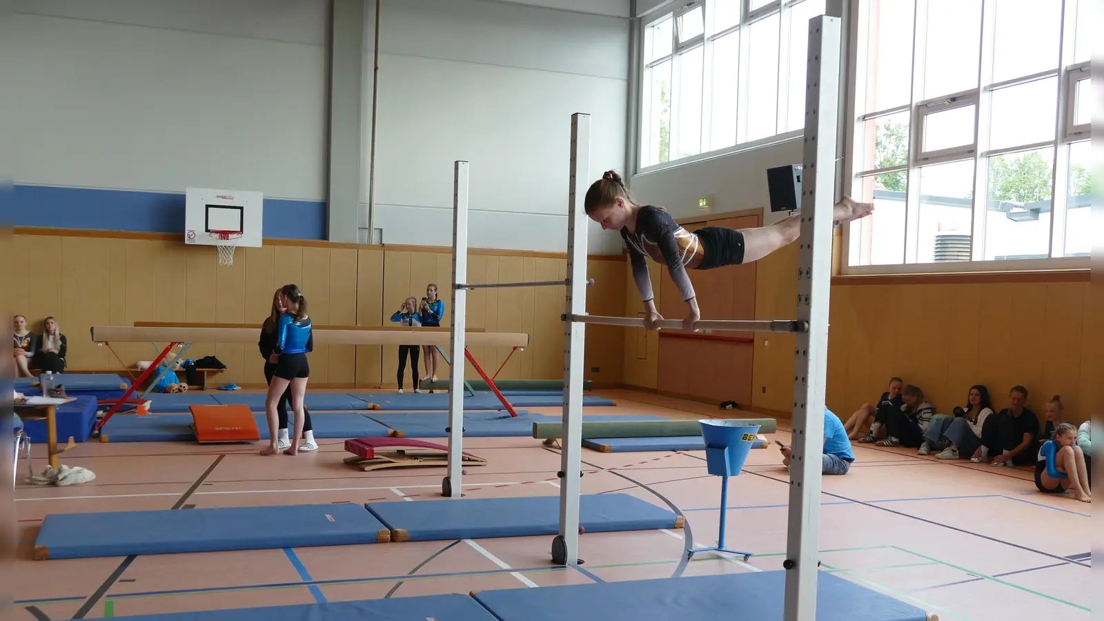 Frieda Seifert sicherte sich am Reck den ersten Platz. (Bild: Larissa Wegmann)