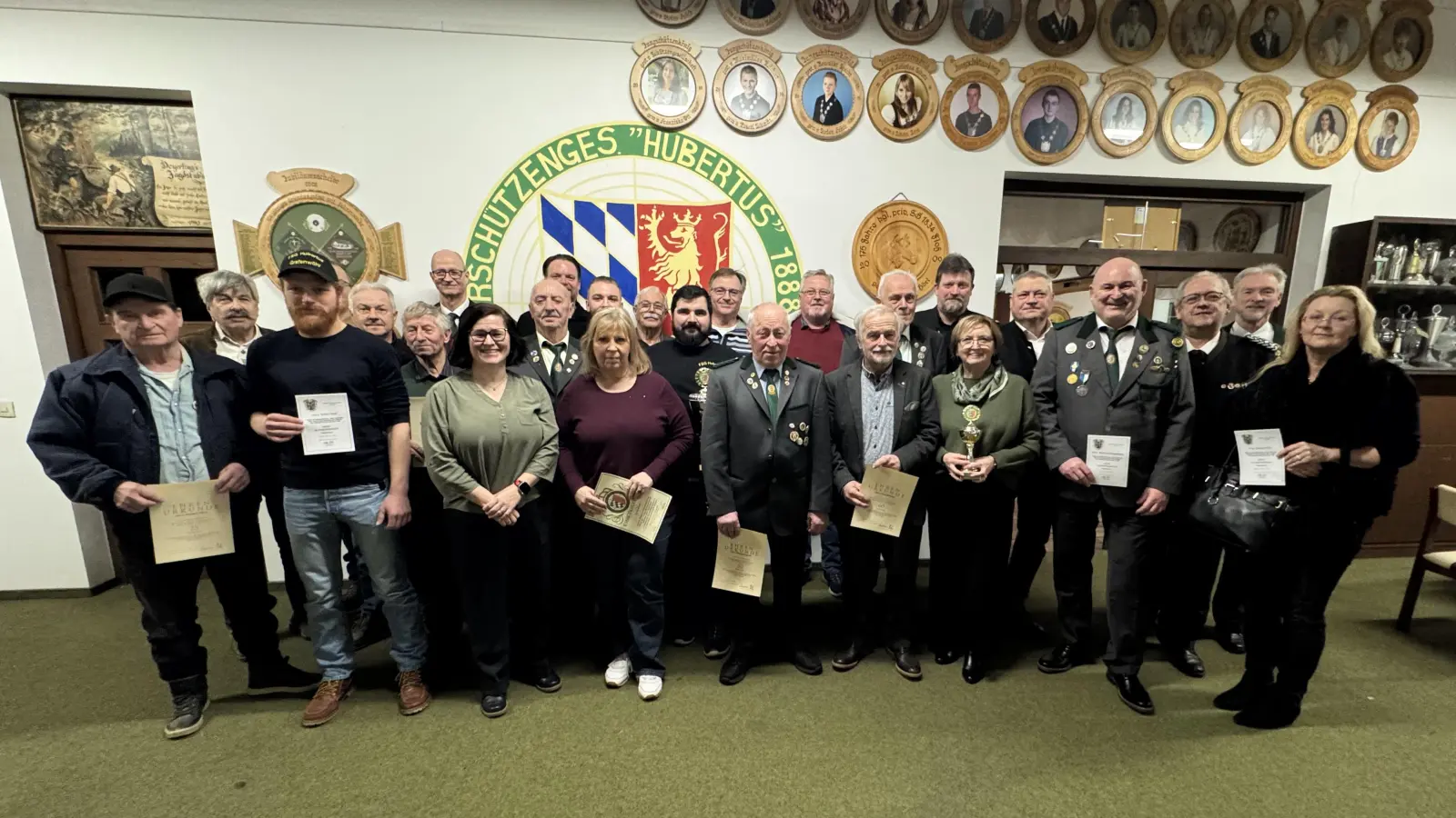 Stadtrat Thomas Mayer mit den Geehrten  (Bild: Roland Rupprecht)