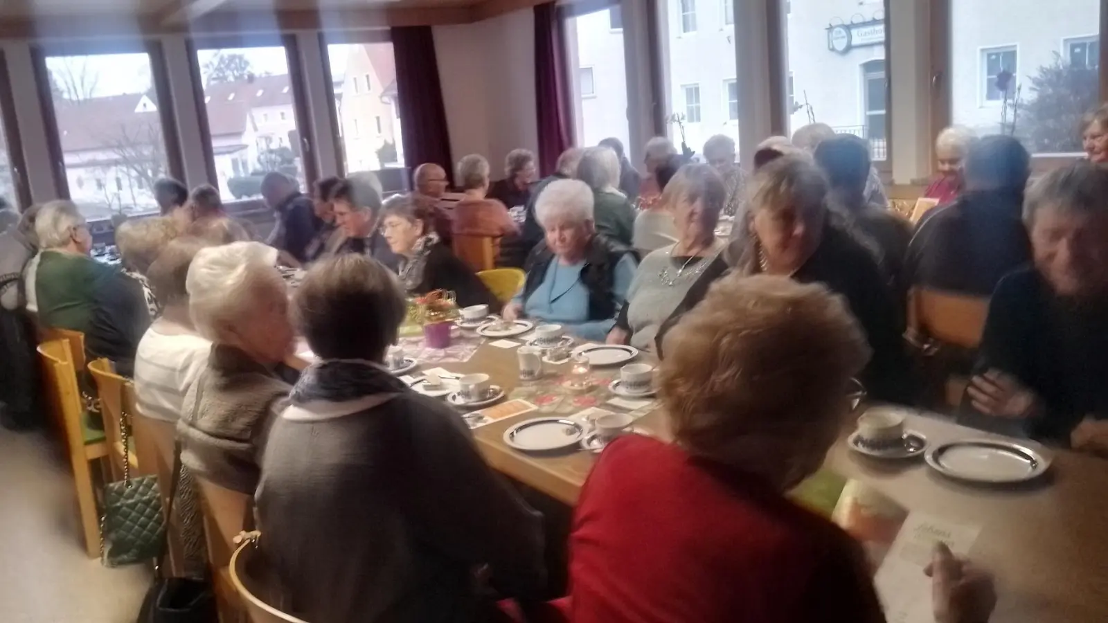 Gemütliches Beisammensein der Senioren. (Bild: Reinhard Naber)