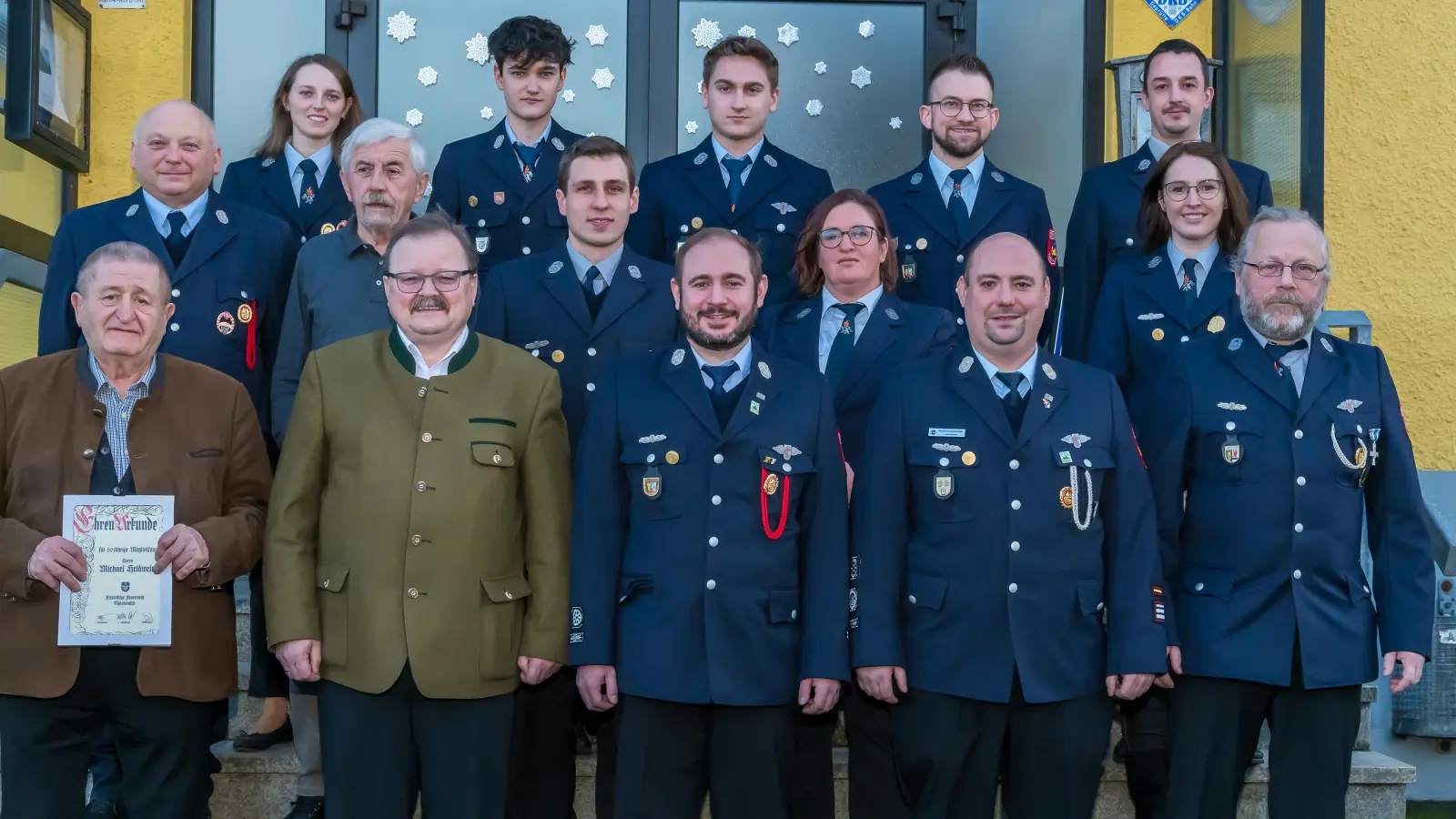 Die neu gewählte Vorstandschaft der Feuerwehr Thanhausen mit den Geehrten und Beförderten Mitgliedern.  (Bild: Wolfgang Schwamberger )