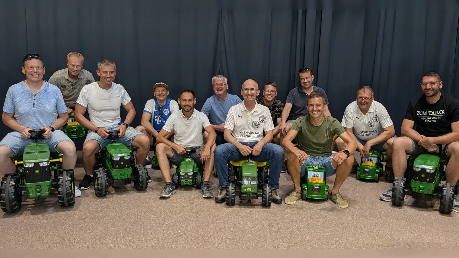 Alte Herren? Eher Kindsköpfe! Bei der Werksführung im John-Deere-Werk in Mannheim nahmen die Fußballer der Sportfreunde Ursulapoppenricht kurzerhand auf den grünen Kindertraktoren und Bobby-Cars Platz. (Bild: Christopher Dotzler)