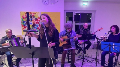 Für ein kurzweiliges Weinfest sorgt auch die musikalische Umrahmung. (Bild: Werner Renner)