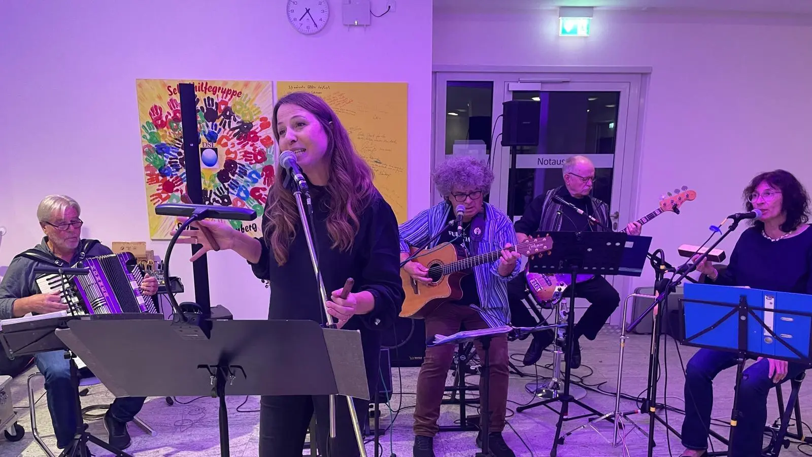 Für ein kurzweiliges Weinfest sorgt auch die musikalische Umrahmung. (Bild: Werner Renner)