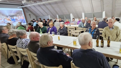 Gute Unterhaltung war mit der Musik vom „Fonse“ und G`schicht`n vom „Anderl“ geboten.  (Bild: Hans Aschka)