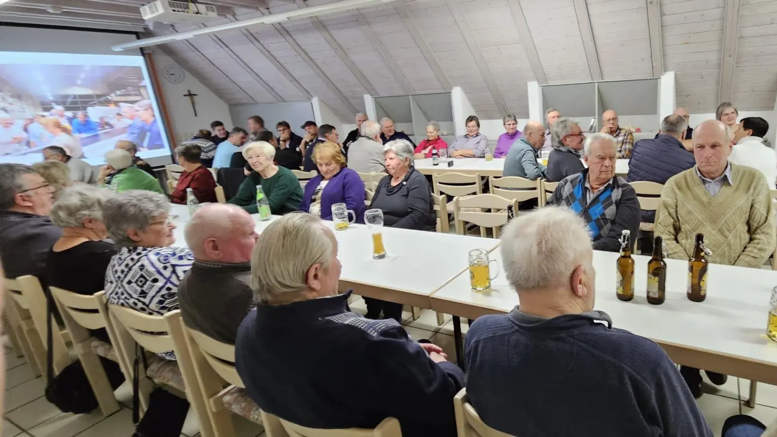 Gute Unterhaltung war mit der Musik vom „Fonse“ und G`schicht`n vom „Anderl“ geboten.  (Bild: Hans Aschka)