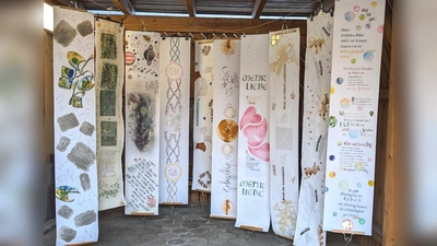 Die kalligrafischen Werkstücke im Tischläuferformat (Bild: Elke Gehr)