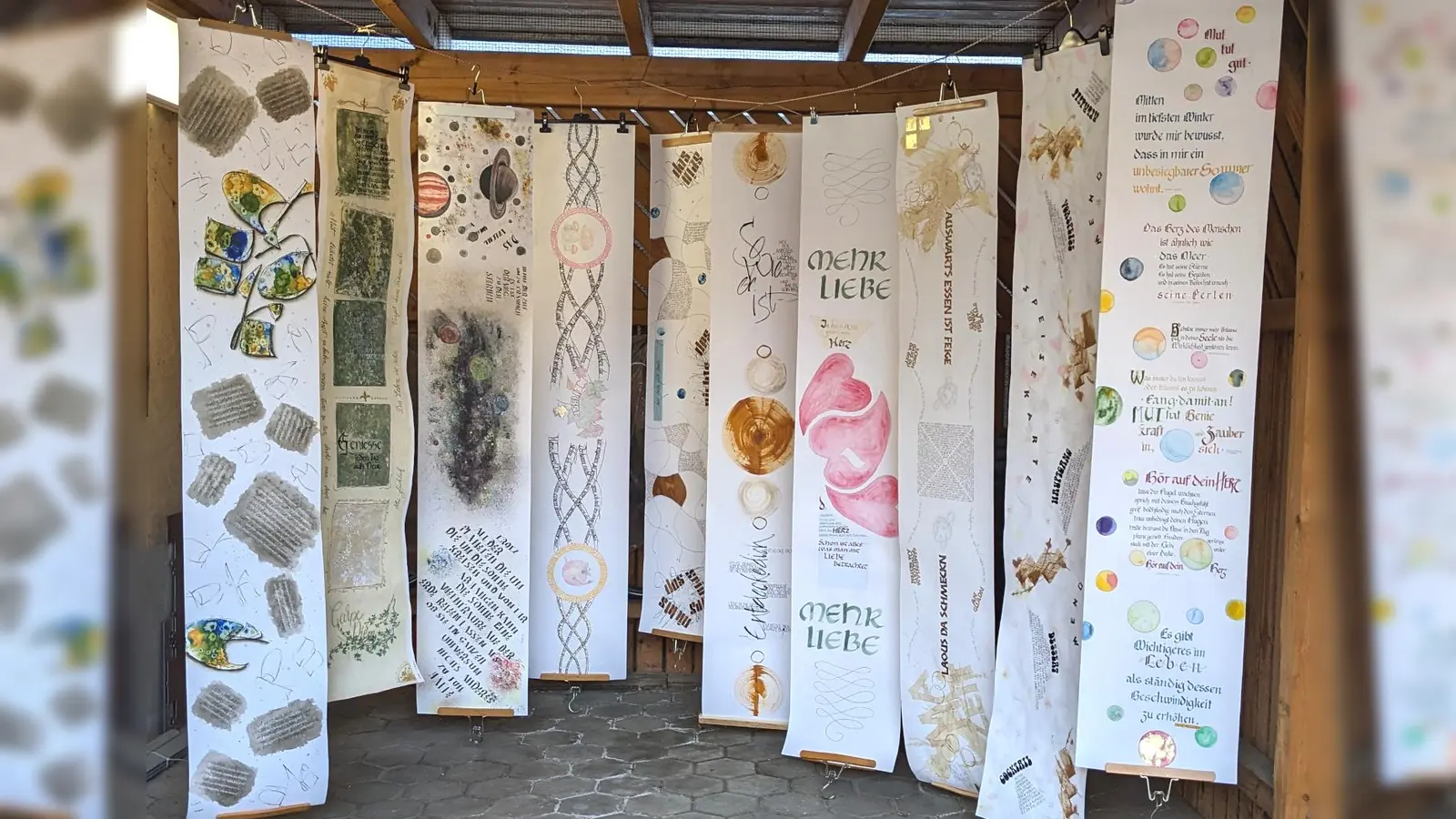 Die kalligrafischen Werkstücke im Tischläuferformat (Bild: Elke Gehr)