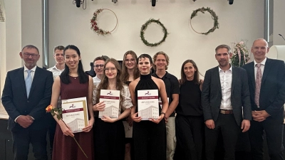Ehrung der Jahrgangsbesten mit v.l.n.r. OStD Georg Meyer, Pius Geitner (1,4), Xinyao Qian (1,0), Paul Flierl (1,2), Tereza Ederova (1,2), Anna Bär (1,2), Klara Krusche (1,4), Maximilian Münch (1,5), StDin Angela Ziegler, OB Michael Fritz und StD Florian Hösl.  (Bild: Matthias Dietz/MRG )