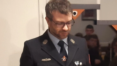 Vorsitzender Michael Amtmann (stehend) mit Vorstand sowie Kommandanten und Kreisbrandinspektor. (Bild: Gemeinde Kulmain/exb)