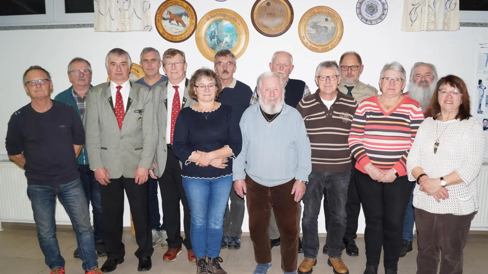 Das Bild zeigt von links: Georg Wiederer, Werner Riebold, 1. SM Franz Krös, Roland Krös, Josef Meier, Margareta Butz, Günter Butz-Bäumler, Fritz Roßmeißl, Georg Weber, Hermann Jetschmann, Harald Roßmeißl, Ingeborg Jetschmann, Alfred Krös und 2. Bürgermeistering Maria Schlögl. (Bild: Franz Krös)