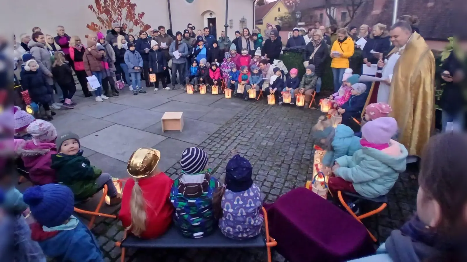 Martinsfeier auf dem Kirchplatz (Bild: Katharina Schopper)