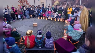 Martinsfeier auf dem Kirchplatz (Bild: Katharina Schopper)