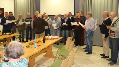 Ehrenchorleiter Hans Koller dirigierte den Chor zum Abschluß des Jubiläumsjahres. (Bild: Ingrid Donhauser)