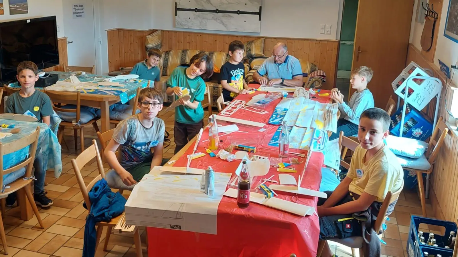 Die Teilnehmer beim Bauen ihrer Wurfgleiter (Bild: Peter Ostermann)