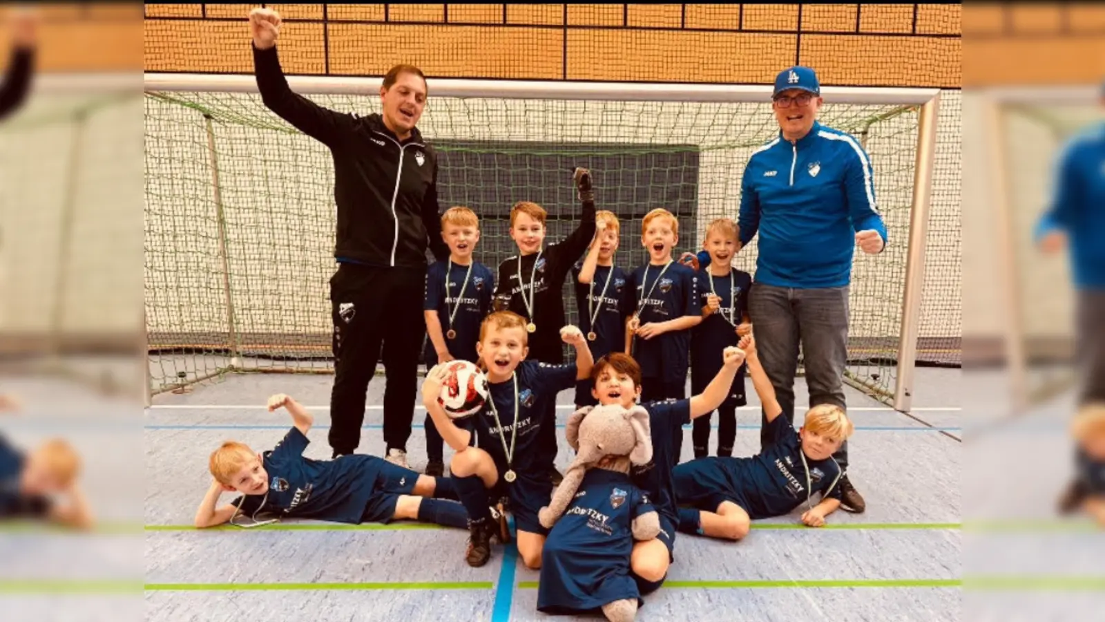 Eine super Leistung lieferte die U9 ab und immer bestens motiviert von den Betreuern Manuel und Andy (Bild: Franz Heinrich)