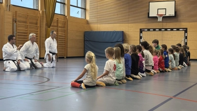 Karatetrainer der Dojo Karate aus Vohenstrauß mit der 1. Trainingsgruppe. (Bild: Sylvia Kindl)