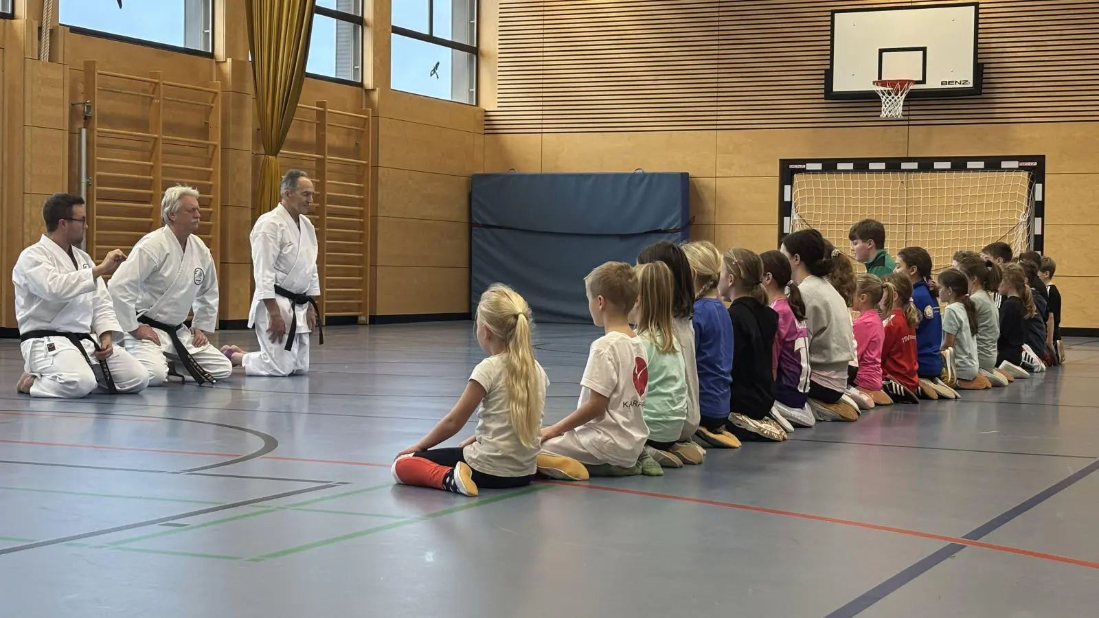 Karatetrainer der Dojo Karate aus Vohenstrauß mit der 1. Trainingsgruppe. (Bild: Sylvia Kindl)
