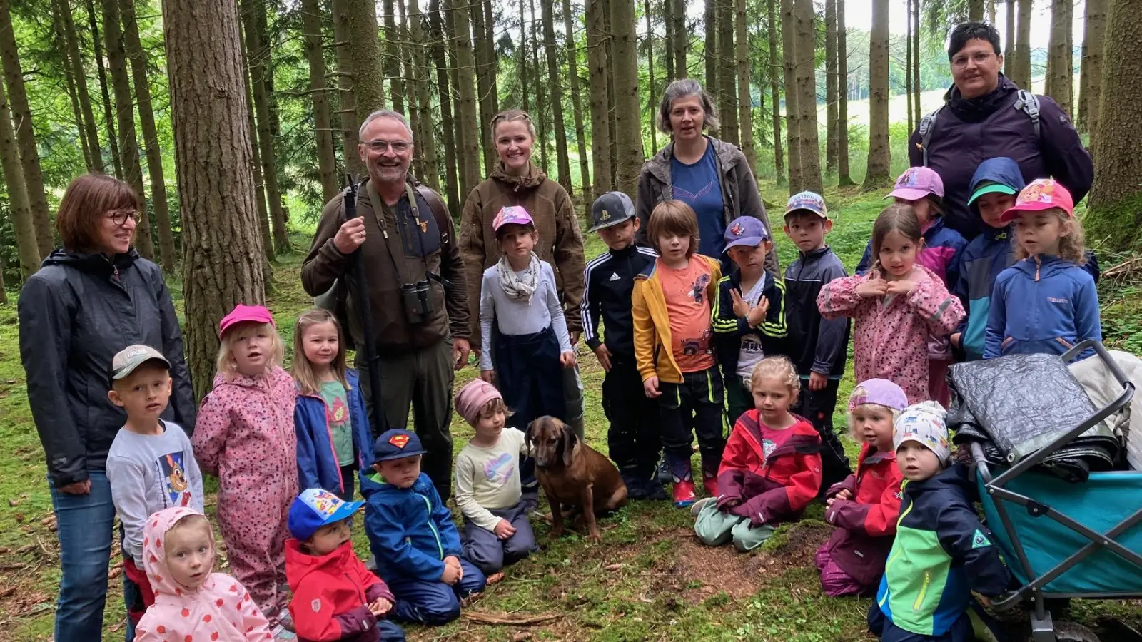 Die Jäger Constanze und Rudolf Reil mit den Kindern und Ihren Erzieherinnen aus dem Kindergarten St. Margareta.  (Bild: Susanne Winkler)