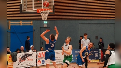 Rene Deinlein (blaues Trikot Nr 4) und Laszlo Jahrsdörfer (Nr 5) beim Spiel in Aktion (Bild: Jürgen Masching)