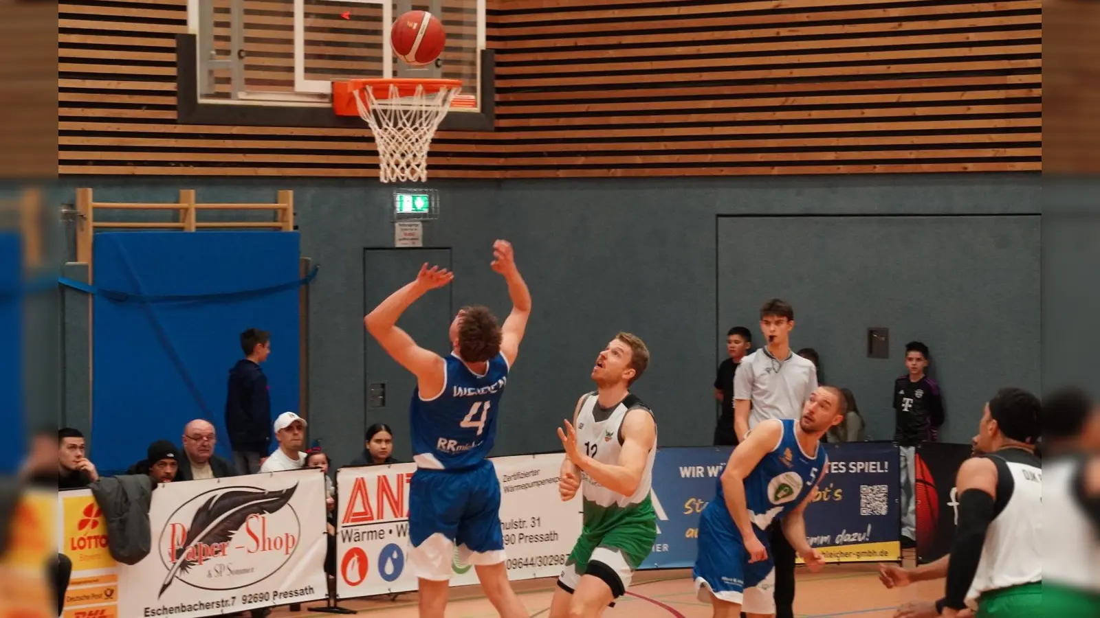 Rene Deinlein (blaues Trikot Nr 4) und Laszlo Jahrsdörfer (Nr 5) beim Spiel in Aktion (Bild: Jürgen Masching)