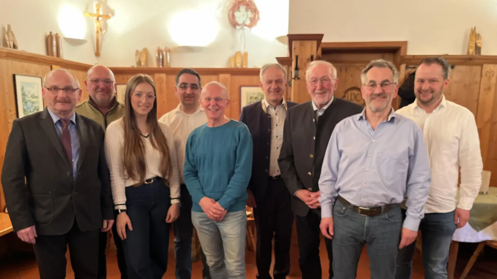 Der Vorstand des Sängerkreis Nord-Oberpfalz Weiden nach den Neuwahlen, von links Vorsitzender Karl Herrmann, Alexander Völkl (Chorleiter Sängergruppe Floß, Zweite Vorsitzende Anna Ott, Geschäftsführer Christian Fink, Landrat Roland Grillmeier, Ehrenvorsitzender Herbert Kick, Zweiter Vorstand Stefan Werner, Revisor Stefan Weig. (Bild: Stefan Werner)