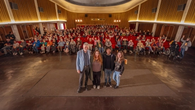 Fast ausgebucht war das Ring-Theater beim Kinotag „Lachen mit Opa und Oma“. Bei der Gelegenheit verabschiedete Sonja Oleson (Zweite von links) den langjährigen Leiter der Gerontopsychiatrischen Koordinierungsstelle der Oberpfalz, Georg Pilhofer (links), der auch Initiator für die Gründung von SEGA war. Seine Nachfolgerin ist Katrin Morcinek (rechts). Dr. Robert Winkler (Zweiter von rechts) finanzierte persönlich zusammen mit Round Table Amberg den eintrittsfreien Kinonachmittag. Dafür gab es langanhaltenden Beifall im Publikum, wo man sich gratis Popcorn schmecken ließ.  (Bild: Michael Golinski)