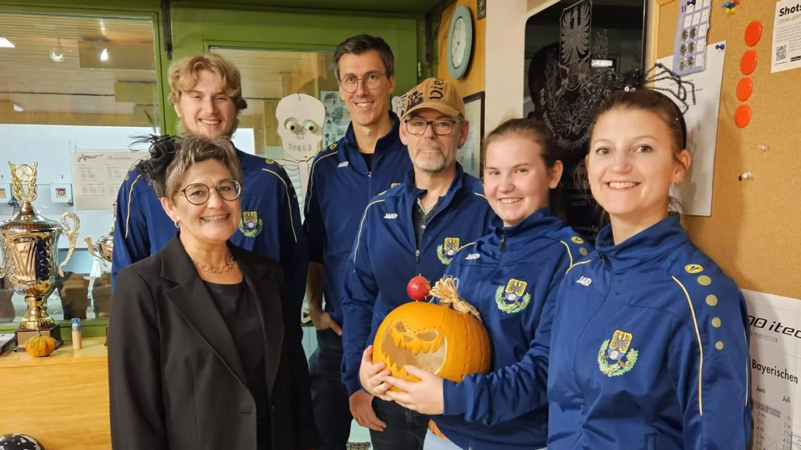 Die Schützen um Schützenmeister Siegfried Kellner (2.v.r.) und Organisatorin Ilona Hunsperger (r.) freuten sich über ein gelungenes Event. (Bild: Thomas Meier)