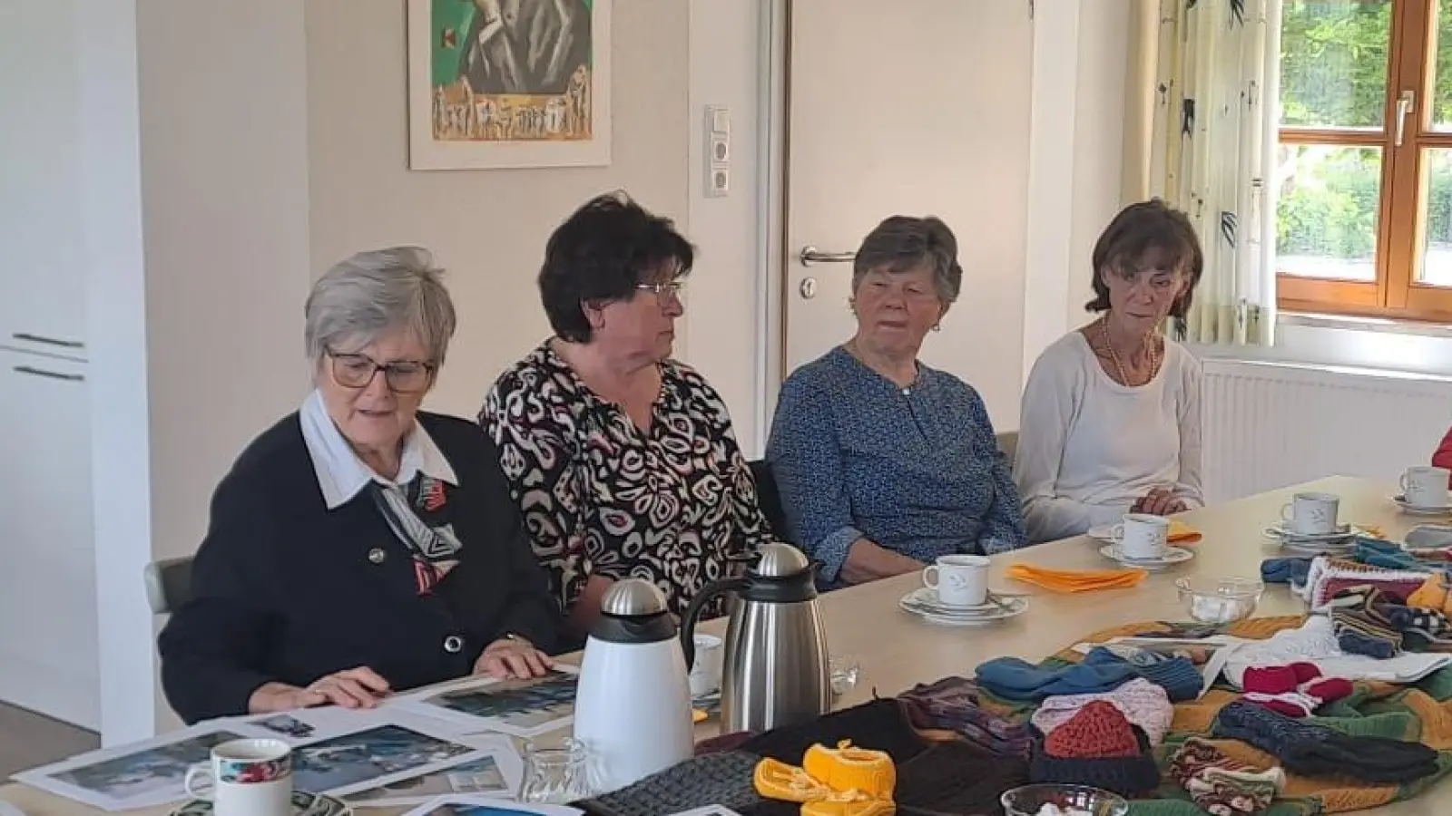 Frau Dr. Annemarie Schraml zeigt Bilder von ihren Einsätzen in Tansania. (Bild: Elisabeth Koller)