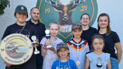 Die Teilnehmer des Schnupperschießens zusammen mit dem Team des Schnupperschießens - hinten von links: Sportleiter Lukas Haberkorn, Jugendleiterin Maria Kausler und Jugendsprecherin Emilia Müller. (Bild: Wolfgang Raps)